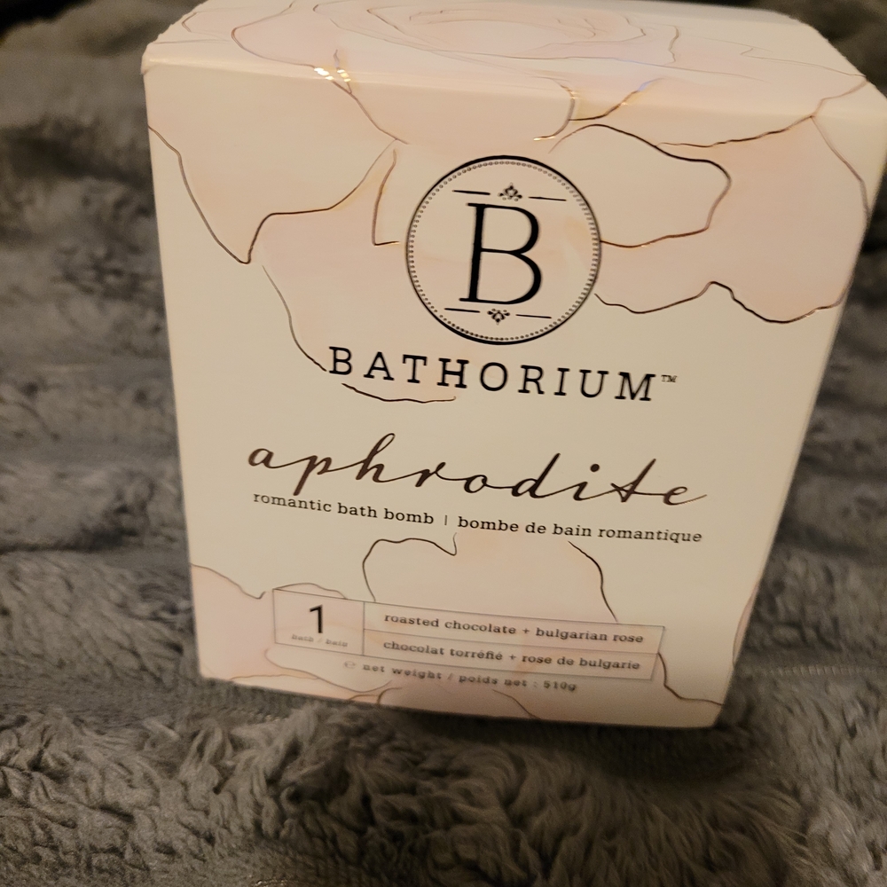 Holt Renfrew Aphrodite Bathorium Romantic Bath Bomb - Cream and Pink